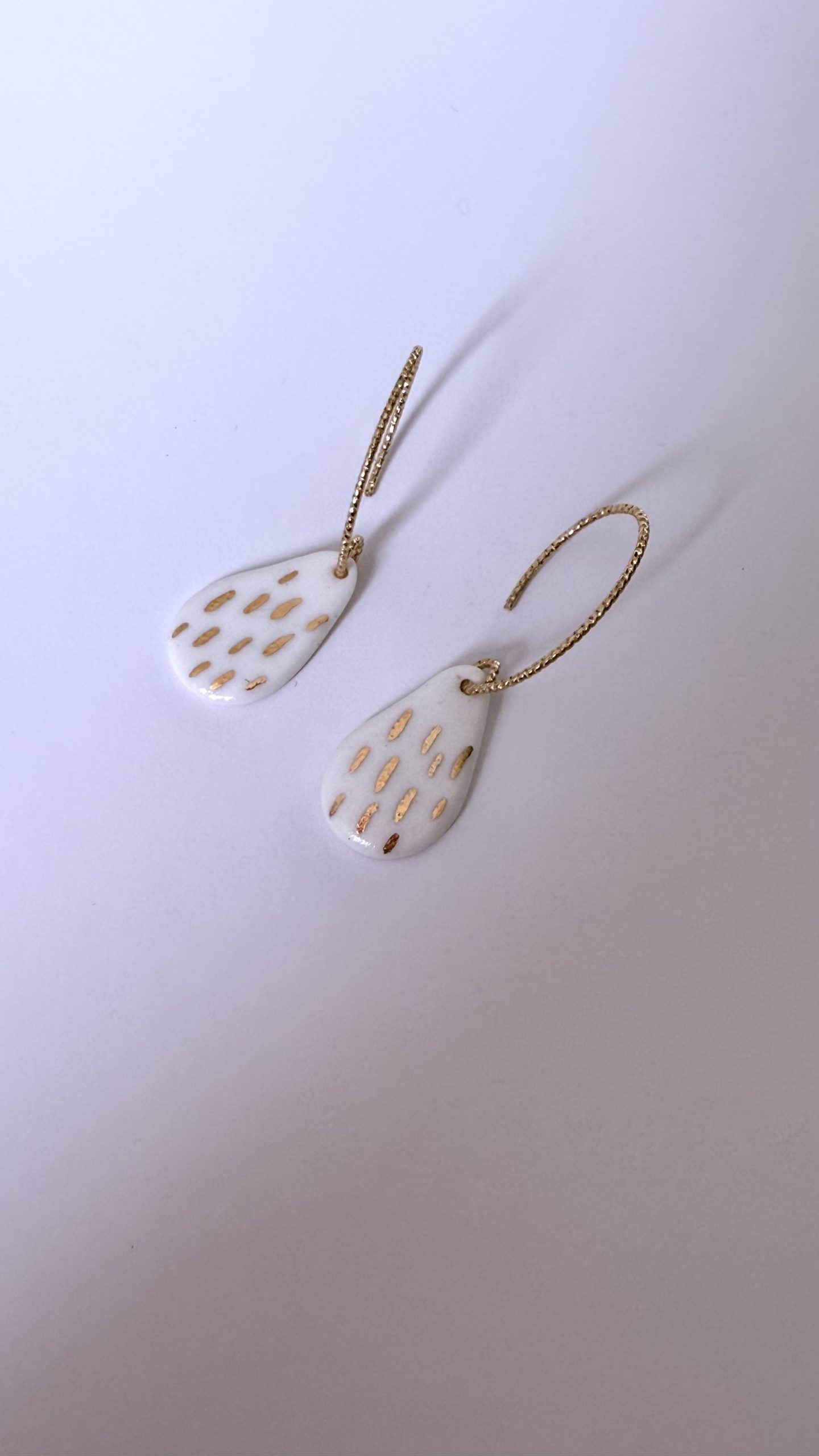Boucles d’oreilles SVIMA en porcelaine blanche – Image 3