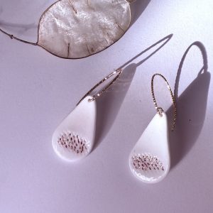 Boucles d’oreilles SVIMA DORÉ  en porcelaine blanche