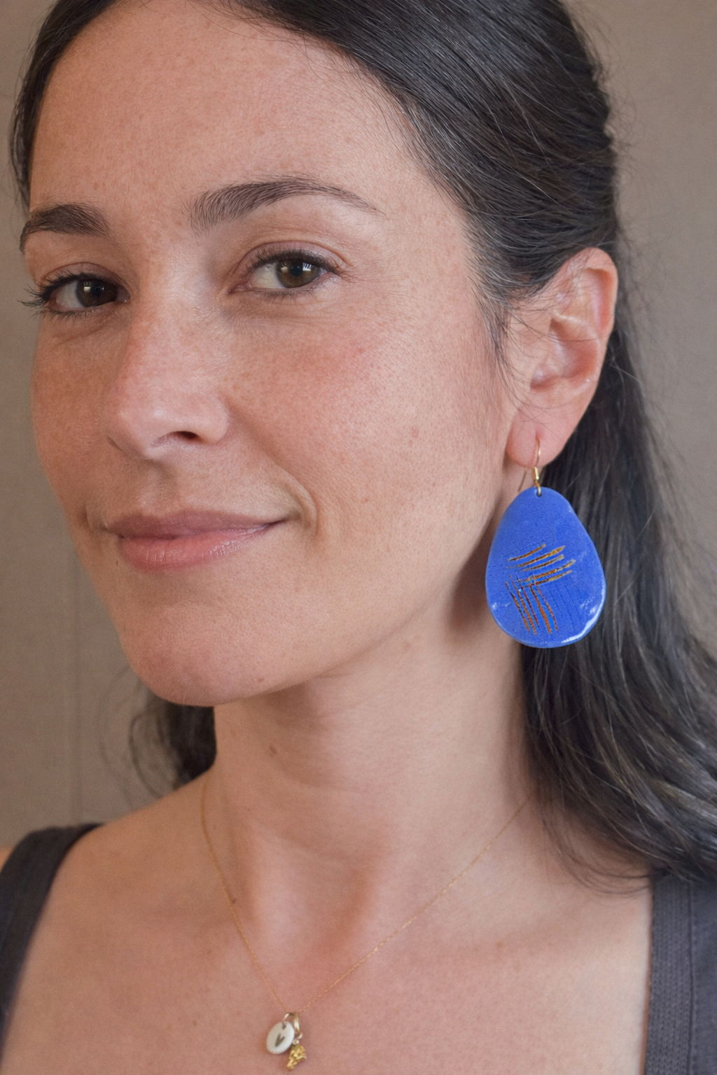 Boucles d’oreilles La Terre argentée – porcelaine noire – Image 6