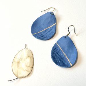 Boucles d’oreilles La nuit brillante en  porcelaine bleu mate