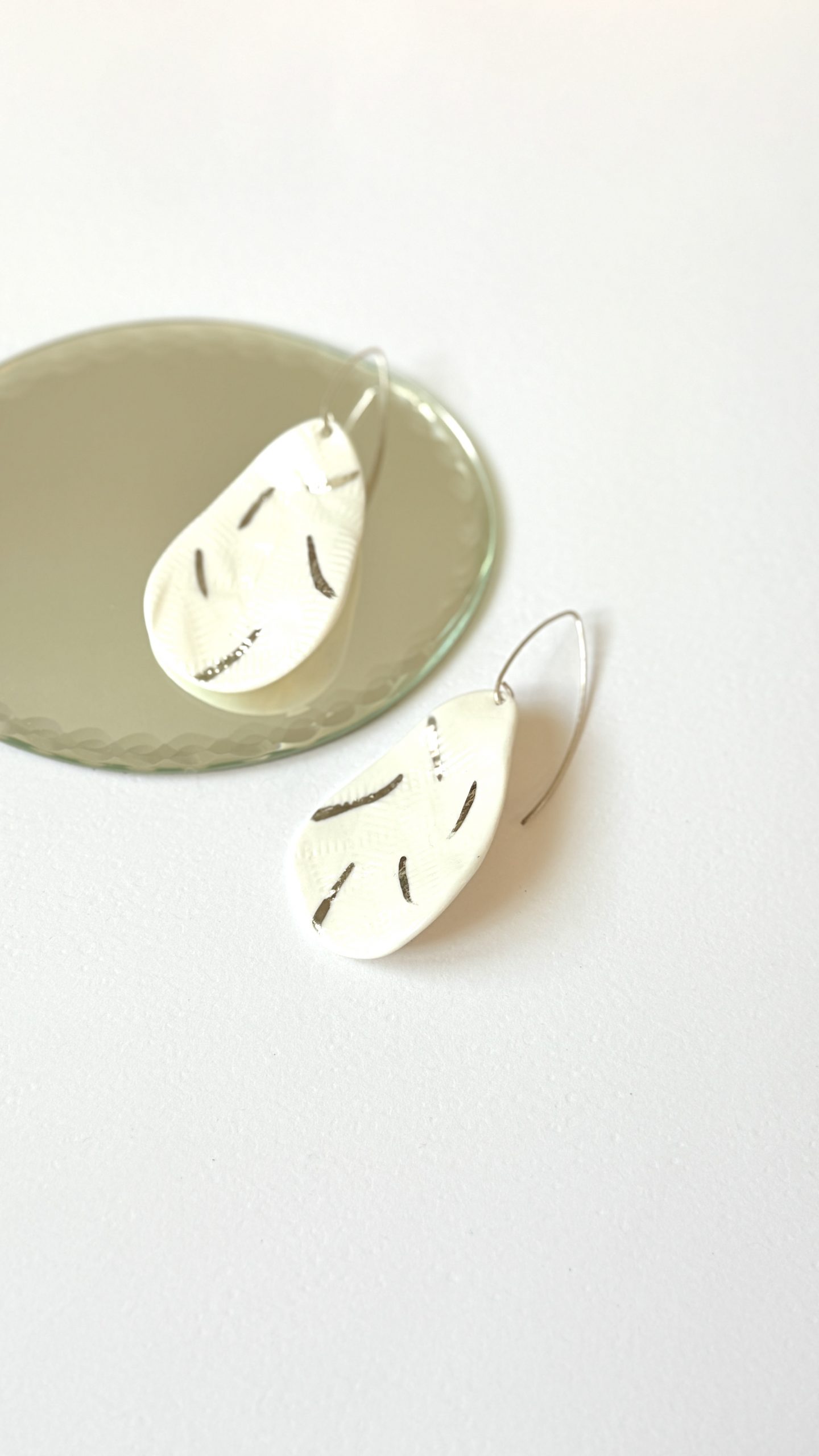 Boucles d’oreilles Neige Précieuse – porcelaine blanche – Image 5