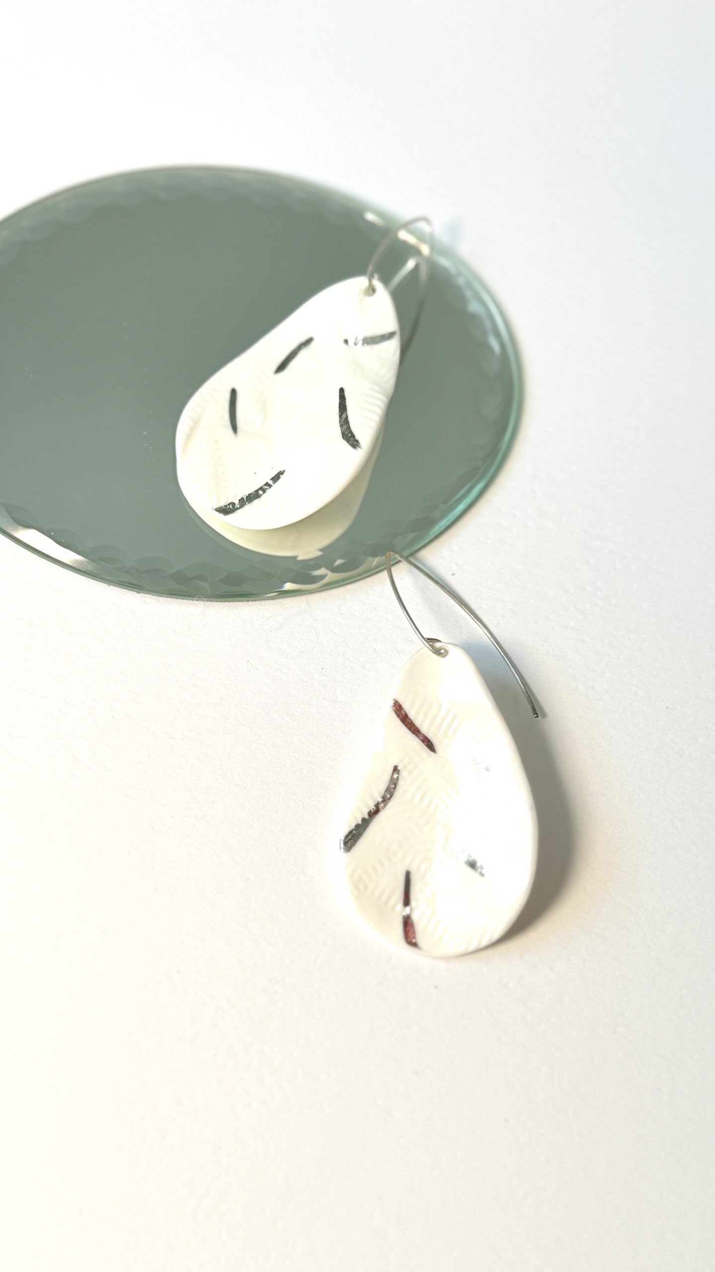 Boucles d’oreilles Neige Précieuse – porcelaine blanche – Image 4