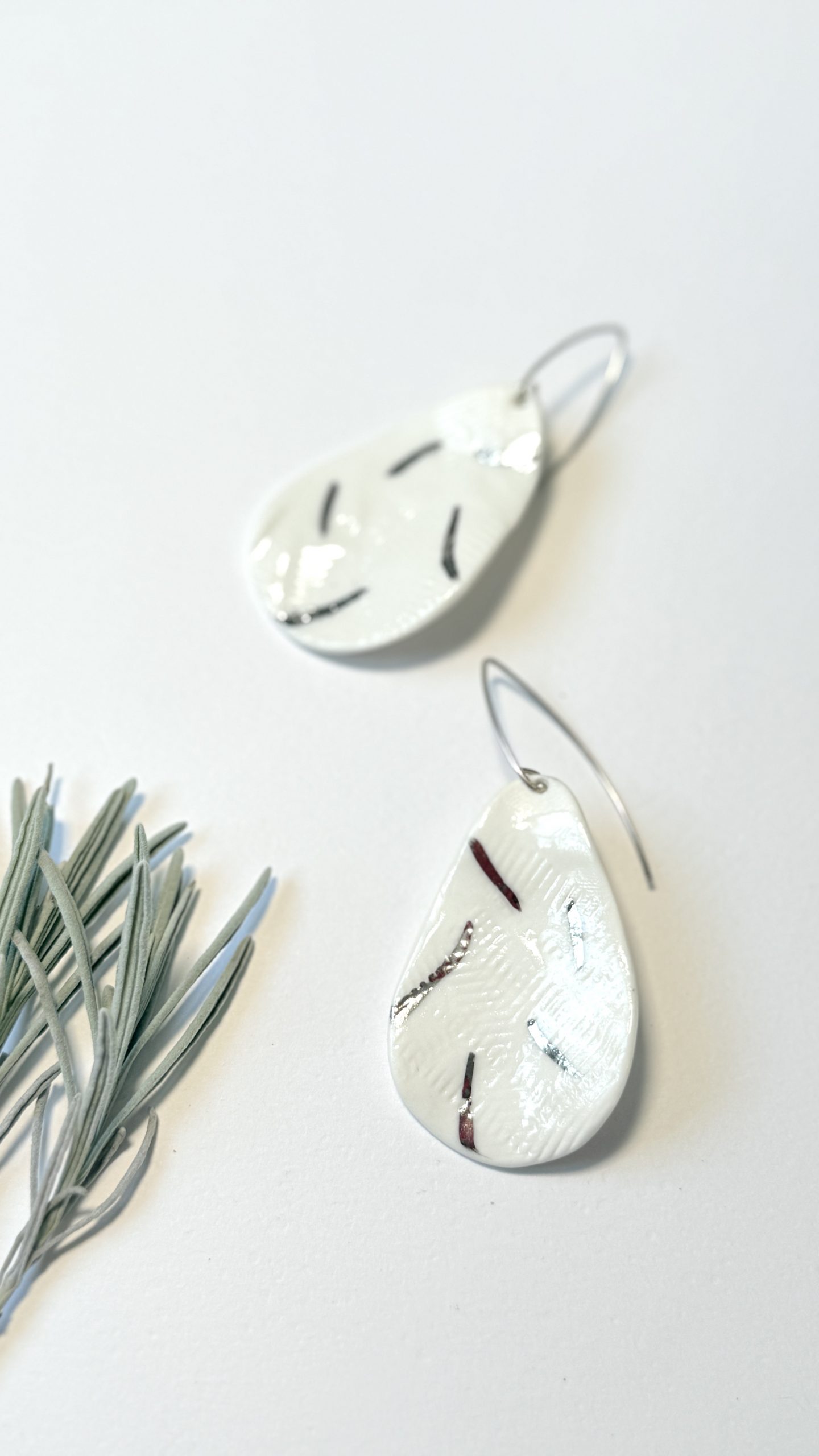 Boucles d’oreilles Neige Précieuse – porcelaine blanche – Image 3