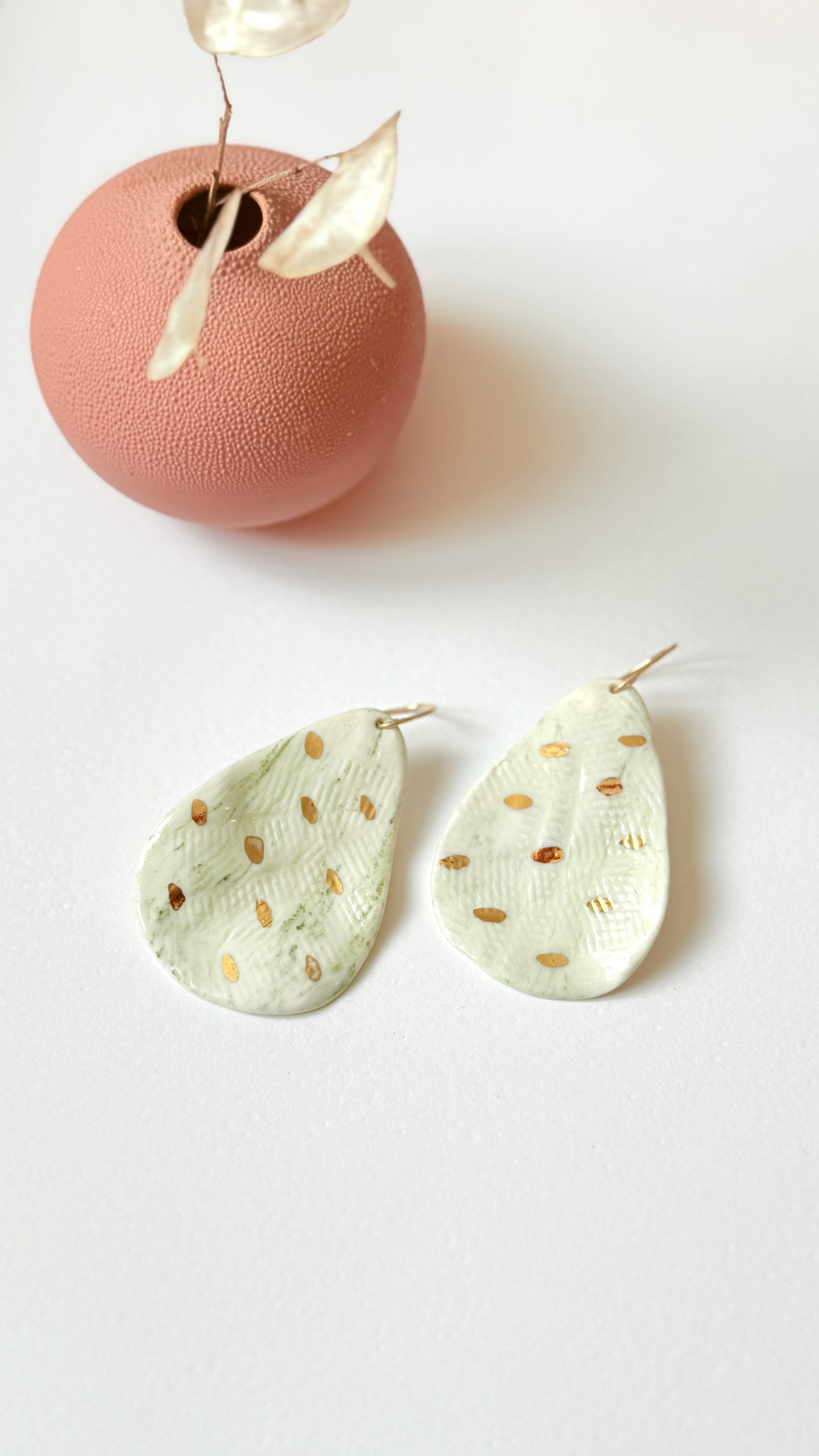 Boucles d’oreilles Vague d’Algue en porcelaine blanche