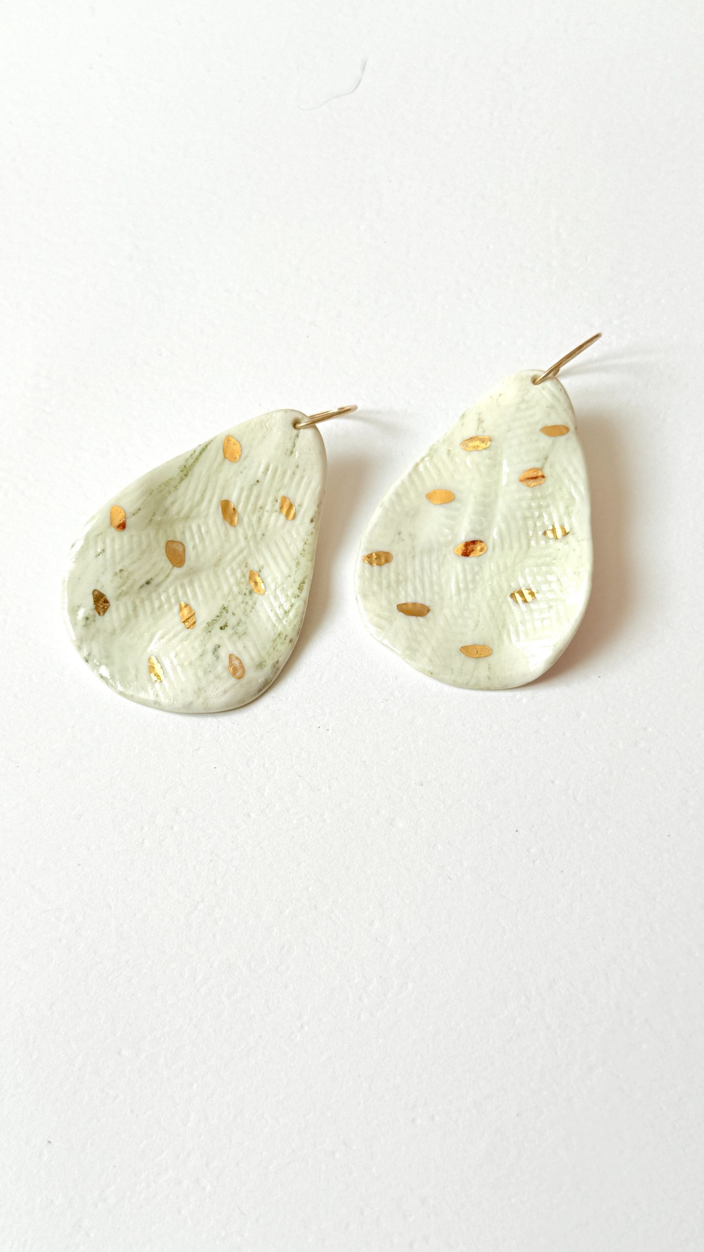 Boucles d’oreilles Vague d’Algue en porcelaine blanche – Image 3