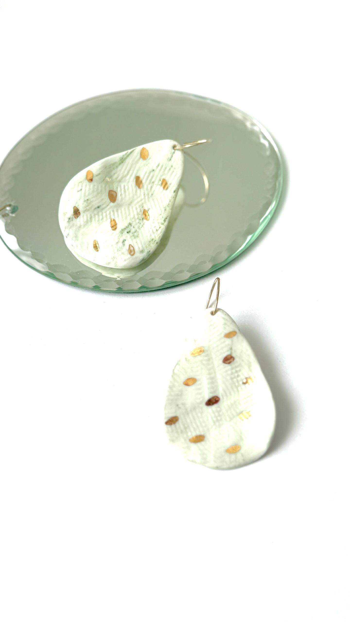 Boucles d’oreilles Vague d’Algue en porcelaine blanche – Image 2