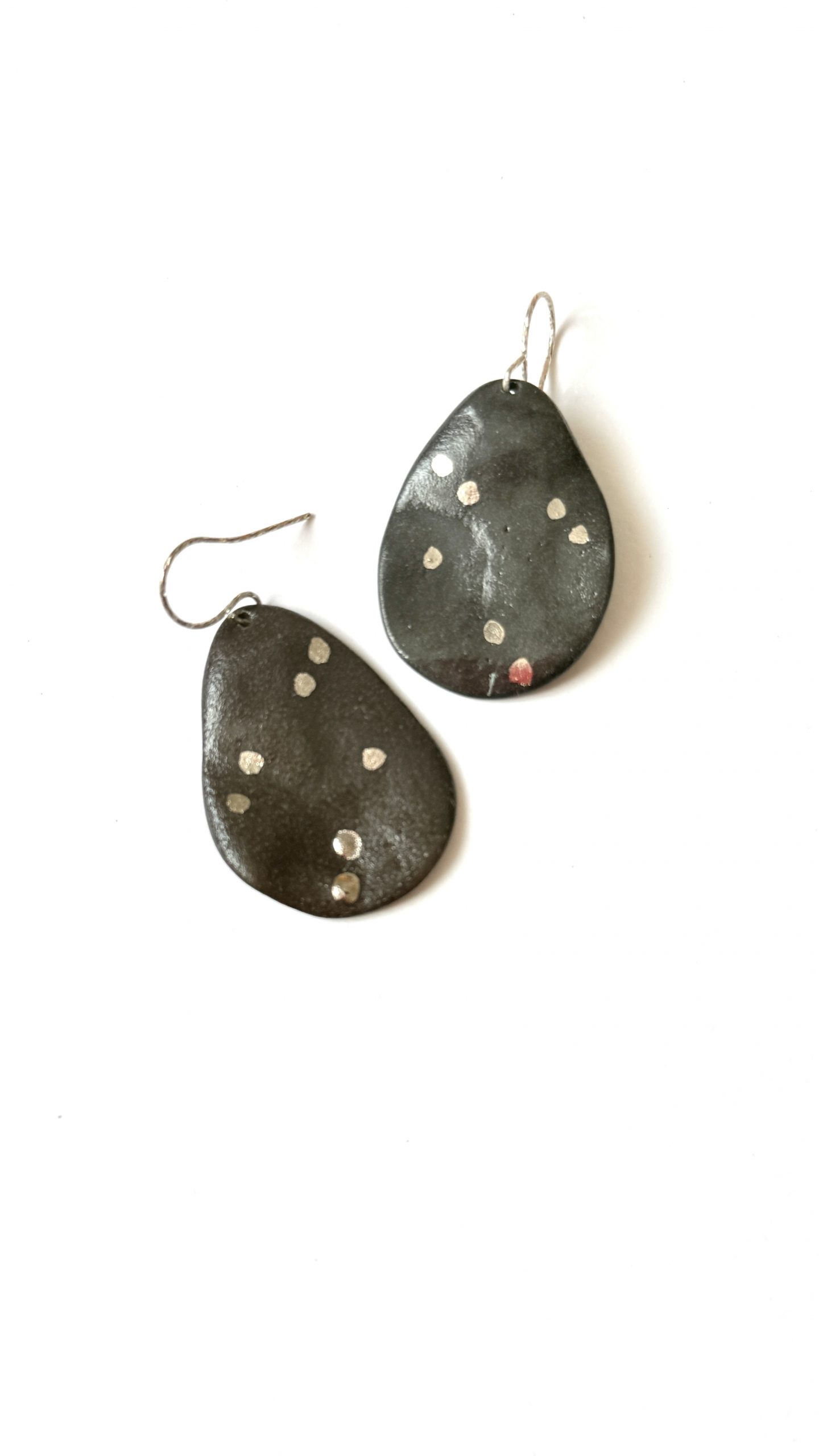 Boucles d’oreilles La Terre argentée – porcelaine noire – Image 5