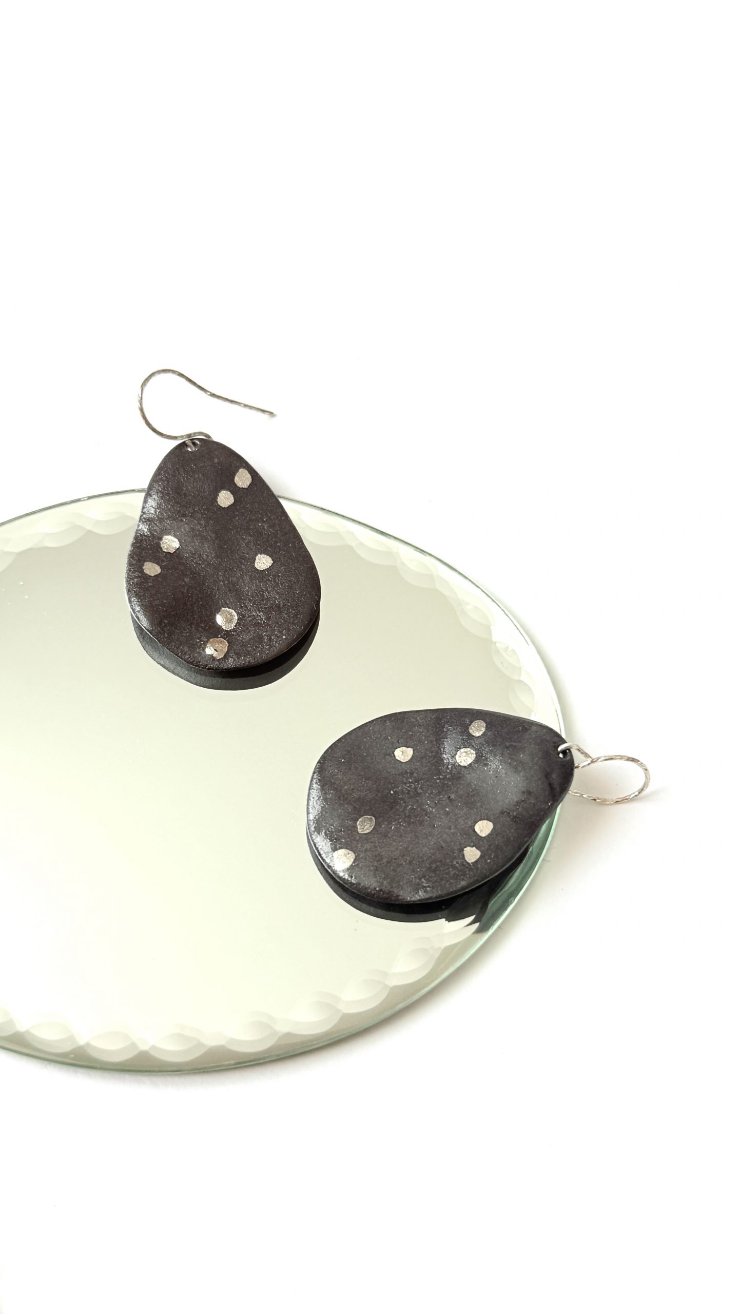 Boucles d’oreilles La Terre argentée – porcelaine noire – Image 3