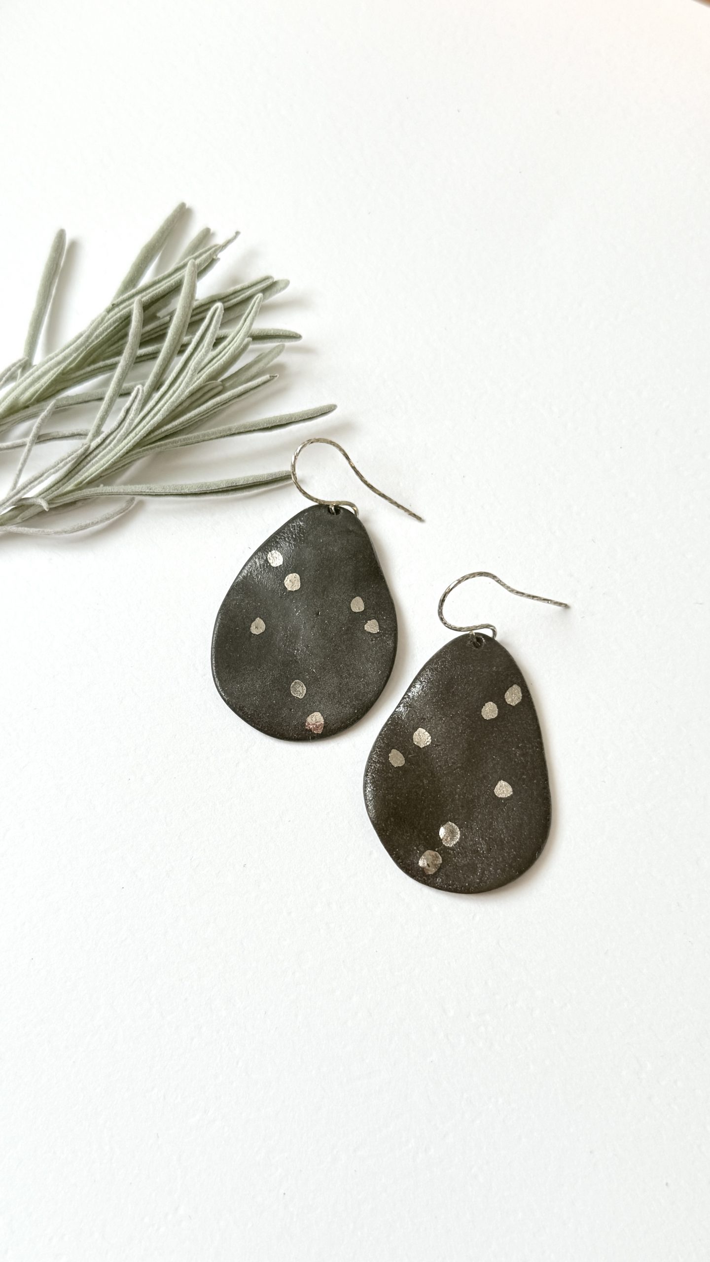 Boucles d’oreilles La Terre argentée – porcelaine noire