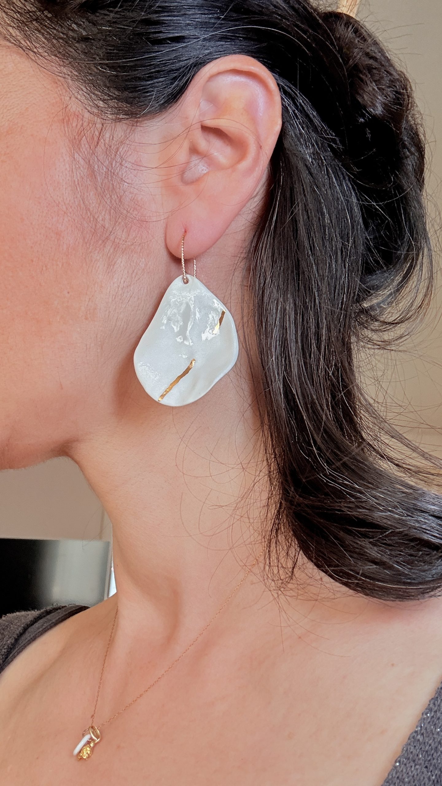 Boucles d’oreilles Vague d’Algue en porcelaine blanche – Image 5